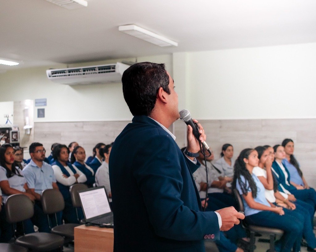 Dr. Paulo Roberto Souza interagindo com plateia