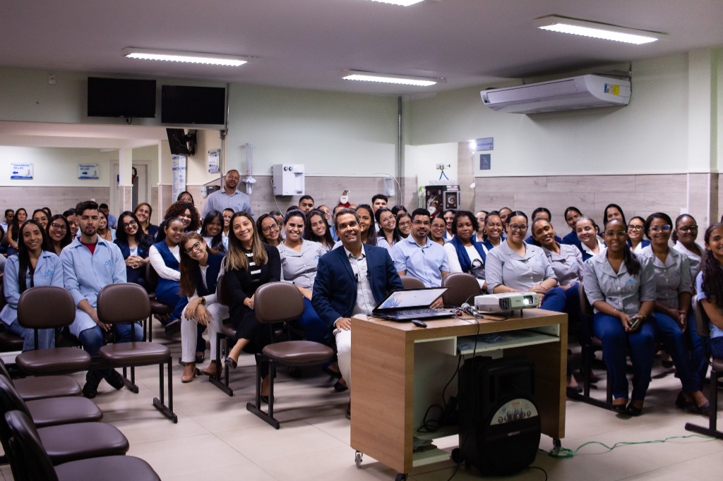 Dr. Paulo Roberto Souza palestrando em auditório