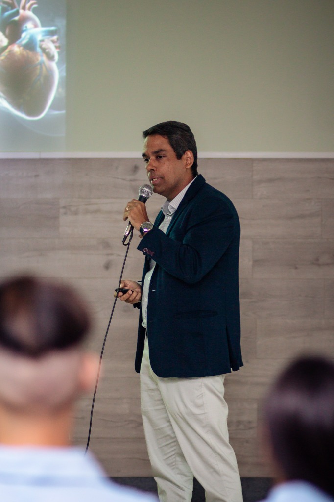 Dr. Paulo Roberto Souza com microfone