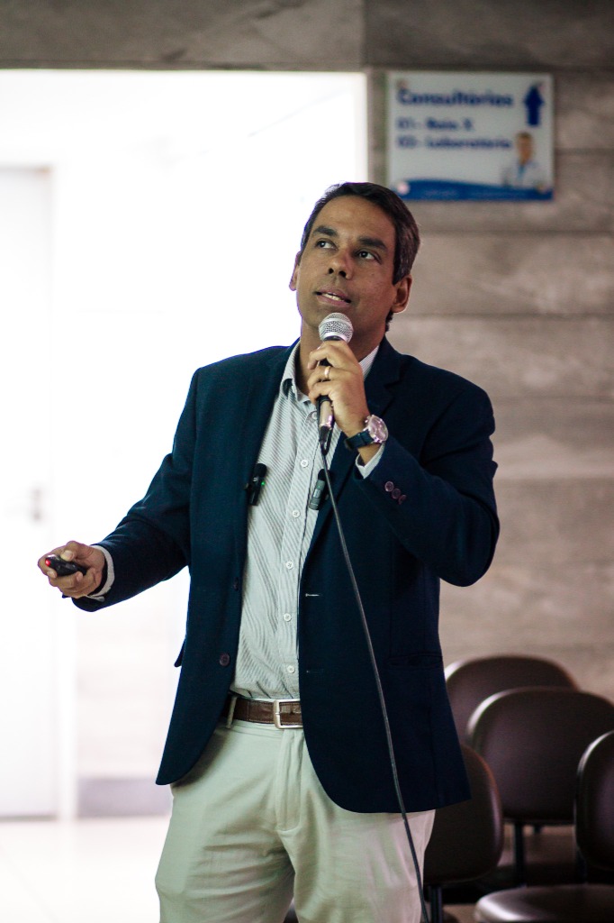 Dr. Paulo Roberto Souza olhando para cima em palestra